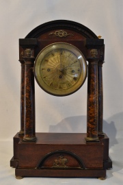 Reloj Bidermeier.Desperfectos, Faltantes. Aplicaciones de bronce dorado. Alto: 47 cm.