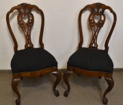 Diez sillas y 2 sillones estilo Chippendale, tapizado negro con manchas. Restauros y faltantes.