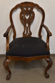 Diez sillas y 2 sillones estilo Chippendale, tapizado negro con manchas. Restauros y faltantes.