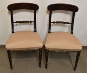 Ochos sillas y 2 sillones de comedor, estilo inglés. Tapizado con manchas. 10 Piezas.