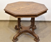 Mesa de centro de madera, muy gastada. Alto: 74 cm. Largo tapa: 97 cm.