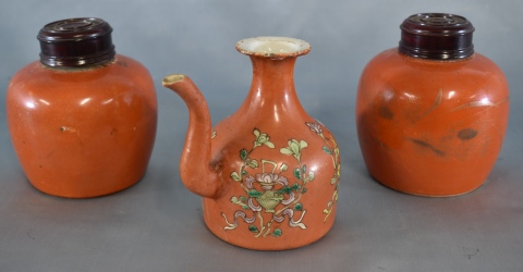 Tetera y dos potes, porcelana naranja. 3 Piezas. Alto: 11 y 11,5 cm.