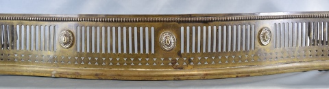 BARANDA DE CHIMENEA, de bronce dorado y calado. Frente: 104 cm. Alto:16,5 cm.