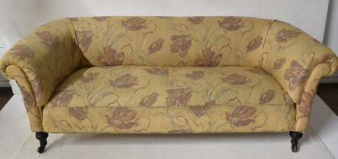 Sofa estilo chesterfield, tapizado beige con flores, deterioros. Frente: 194 cm.