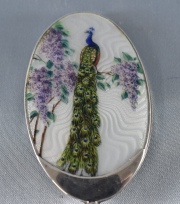 Espejo de dama con esmalte y figura de pavo real. Alto: 7.2 cm.