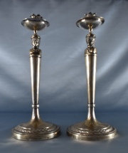 Dos candeleros de plata italiana, punzón de Estado Vaticano. Alto: 28 cm.