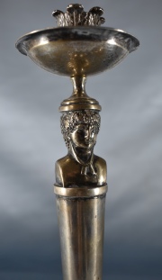 Dos candeleros de plata italiana, punzón de Estado Vaticano. Alto: 28 cm.