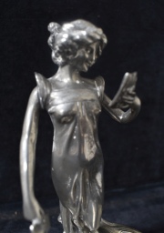 Tintero Art Nouveau, de peltre con figura de mujer. 20 cm.