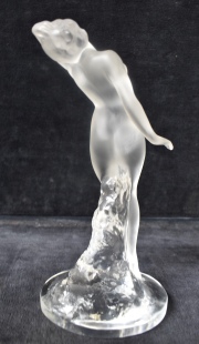 Desnudo femenino de cristal Lalique france, firmado. Alto: 23.5 cm. Francia, circa 1960.