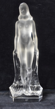 Figura femenina, escultura de Cristal de Sevres. Alto: 27,5 cm.