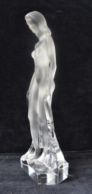 Figura femenina, escultura de Cristal de Sevres. Alto: 27,5 cm.