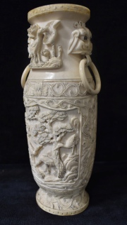 Vaso chino de marfil tallado. -45- Al dorso marcas de origen. Alto: 24 cm.