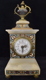 Reloj de mesa Tiffany, de mármol y bronce cloisonné. Averías, Alto: 25.5 cm. -65- 59-