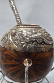 IMPORTANTE MATE GALLETA, montura y bombilla de plata y oro, ambas con motivos de salamandra.