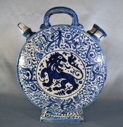 BOTIJO, de cerámica con esmalte azul. Restauros. Alto: 25 cm.