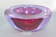 Cenicero de vidrio violáceo. 12.5 cm.