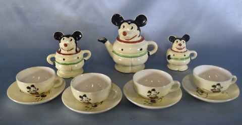Piezas en loza Mickey Mouse para niños: 6 tazas té con platos, lechera, azucarera, cafetera. 9 Piezas