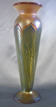 Vaso con pétalos Tiffany color caramelo. Alto: 30,3 cm.