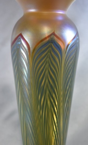 Vaso con pétalos Tiffany color caramelo. Alto: 30,3 cm.