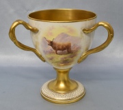 Copa escocesa porcelana con toros. Alto: 17,5 cm.