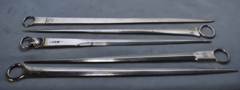 Cinco MEAT SKEWERS (pinches para brochette) de plata inglesa. Distintos modelos.