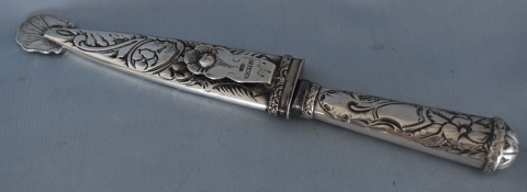 Pequeño cuchillo del platero F. Banchi. Largo total: 26,5 cm. .