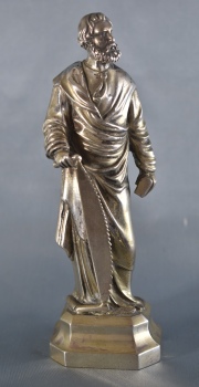 SAN JOSE CON UNA SIERRA, figura de plata alemana. Al dorso punzones de origen. Alto: 17 cm. Peso: 220 gr.