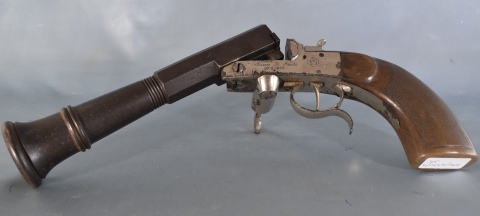 Antiguo pistolón trabuco naranjero inoperable. Inscripción 'Juan B. Justo 28-6-1910'.