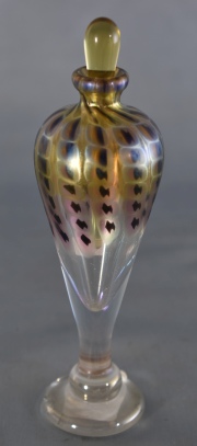 Perfumero irisdiscente, firmado L.C. Tiffany, Favrile. 14.5 cm.