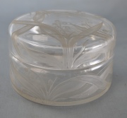 Caja alhajero, de vidrio con hojas grabadas. Diámetro: 10,8 cm.