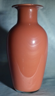 VASO BAROVIER, MURANO, de vidrio color coral., en forma de balaustre, simulando un vaso chino. Firmado. Alto: 35.5 cm.