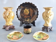 Seis piezas varias: plato laqueado, 2 conchillas, vaso y 2 vasos piedra china tallados, de 15 cm. 6 Piezas