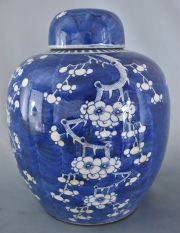 Potiche chino, porcelana azul. Desperfectos, probablemente de manufactura. Alto: 29 cm.