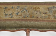 Banqueta estilo Luis XV, de nogal, tapizado en petit point, desperfectos. Largo: 101 cm Ancho: 40 cm. Alto: 44 cm.