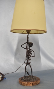 Lámpara de mesa en forma de esqueleto humano, de bronce. Con pantalla.