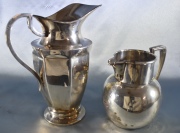 Dos jarras de metal plateado, distintos tamaños. Alto: 24 y 15 cm.