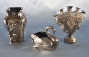 Tres piezas: Vaso, tulipanero y cisne de metal. Abolladuras. Alto vaso: 10, 3 cm. .