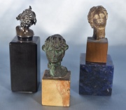 Tres pequeños bustos, esculturas de diferentes materiales. Alto: 10, 13 y 8 cm.