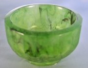 Pequeño vaso de vidrio verde con cachaduras. Alto: 6,5 cm. Diámetro.12 cm.