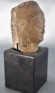 Cabeza de Buda, escultura de piedra arenisca tallada. Alto: 8,5 cm. Alto con base: 16 cm.