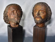 Dos cabezas de Santos, tallas de madera policromada. Con bases. Alto: 20 cm. Alto total: 36 cm.