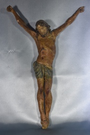 Cristo, talla de madera, para colgar. Falta cruz. Alto: 39 cm