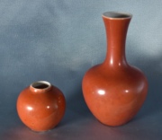 Dos pequeños Vasos de porcelana china con esmalte coral. Alto: 13 y 5 cm.