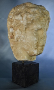 Cabeza de mármol Romana, pequeña. Deterioros. Alto 18 cm.