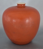 Vaso de porcelana china con esmalte coral. Alto: 14 cm.