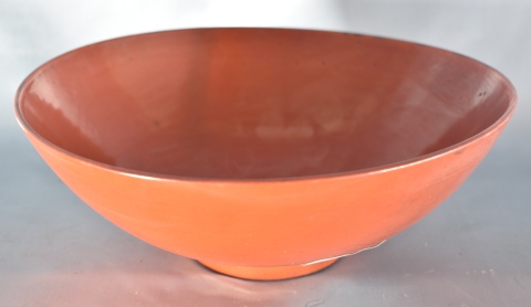 Bowl de porcelana china con esmalte coral. Desperfectos. Diámetro: 24 cm. alto: 9 cm.