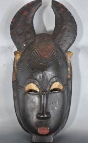 Máscara africana Baule, con cuernos y boca pintada de rojo. Alto: 34.5 cm.