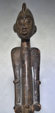 Personaje masculino, talla africana de madera. Alto: 50 cm.