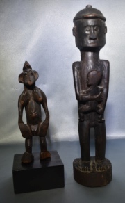 Personaje con Niño, talla de Borneo; con personaje femenino, talla africana. 2 Piezas.