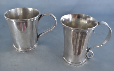Dos jarros coloniales de plata. Alto: 10 y 9 cm. Peso: 715 gr.